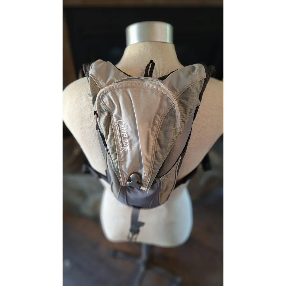 CAMELBAK ROGUE 2L HYDRATION BACKPACK GRAY CYCLING HIKING PACK BAG